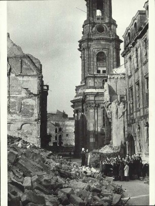 Der Kreuzchor bei seinem 1. Besuch in den Trümmern vor der ausgebrannten Kreuzkirche, die mit dem Wirken dieses Chores seit über sieben Jahrhunderten eng verbunden ist. ...