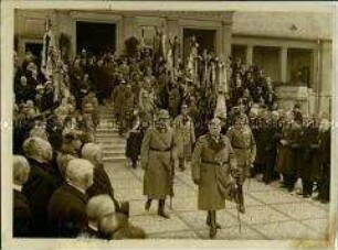 Reichspräsident von Hindenburg bei der Beerdigung von General Hermann von François