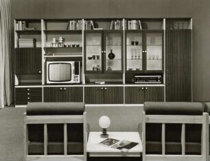 Anbauwand "Poel" : Wohnzimmermöbel. Anbauwand (1974; Möbelkombinat Nord (MKN)). Ansicht mit Sesseln und Couchtisch