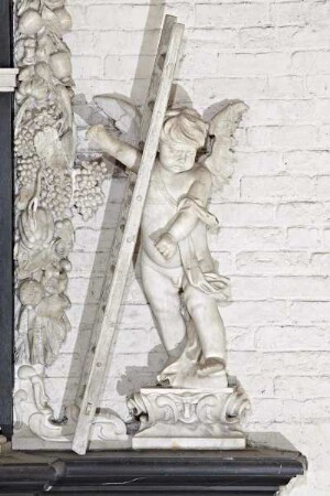 Epitaph des gottorfischen Kanzlers Johann Adolph Kielmann von Kielmannseck und seiner Frau Margaretha — Putten mit Arma Christi — Putto mit Leiter