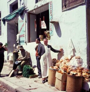 Athen, Straßenverkauf von Tsurekia, griechisches Ostergebäck