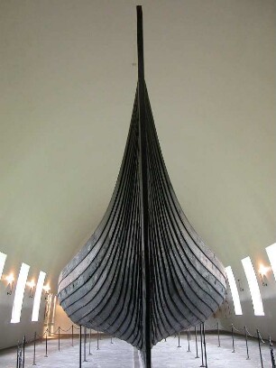 Oslo - Holzboot im Museum : Boot im Wikingermuseum. Aufgenommen in Oslo im September 2004