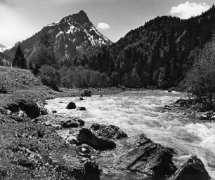 Ostrachtal. Blick über einen Gebirgsbach zum Giebel (1948 m hoch)