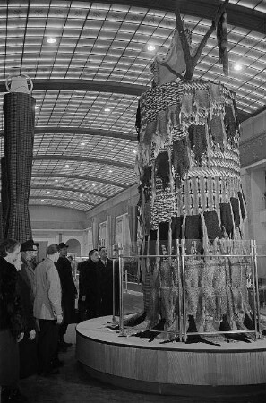 Messebesucher in der Ausstellungshalle der Sowjetunion, Präsentation von Pelzen