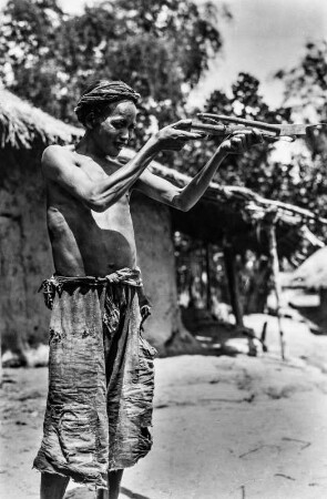 Armbrustschütze der Miao (Sammlung Hans Stübel - Forschungsreisen durch Hainan 1931/32)