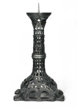 Leuchter : Leuchter. Bronze (?); Höhe 79 cm. Um 1909. Dresden-Striesen, Versöhnungskirche