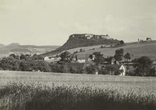 Thürmsdorf, Blick von der Straße Weißig-Struppen über Thürmsdorf zur Festung Königstein