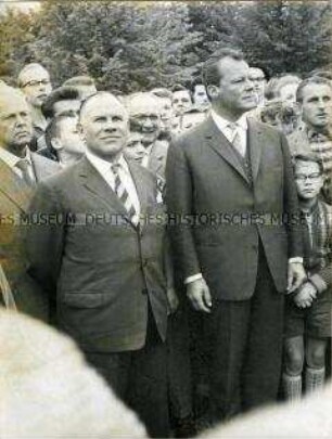 Eugen Gerstenmaier informiert sich bei Willy Brandt über den Mauerbau