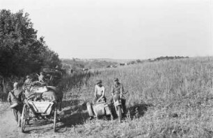 Zweiter Weltkrieg. Frontbilder. Sowjetunion. Troß der deutschen Wehrmacht mit Pferdefuhrwerken