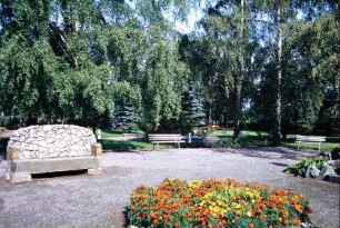 Parkanlage im Ortskern an der Kaufhalle mit markanter Steinbank