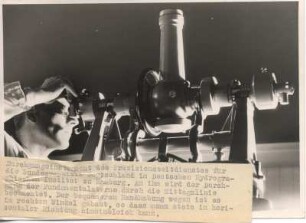 Hamburg. Deutsches Hydrographisches Institut (heute Bundesamt für Seeschifffahrt und Hydrographie). Ein Mitarbeiter arbeitet mit dem Durchgangsinstrument des Präzisionszeitdienstes