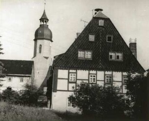 Rechenberg-Bienenmühle-Clausnitz, Willy-Häußler-Weg 1. Erbgerichtsguthaus Ortslagennummer 1. Giebelfront gegen Turm der Dorfkirche