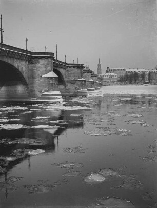 Dresden. Blick vom Terrassenufer auf die Neustädter Elbseite