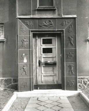 Wurzen, Friedrich-Ebert-Straße 8/14. Wohnhauszeile (ab 1930). Portal Nummer 12