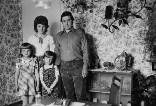 Familie S. in ihrer Wohnung