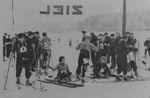 Erstes Internationales Treffen der Roten Sportler in Johanngeorgenstadt 1931 - Massensturtz beim Einlauf der Schwarzenberger Frauenmannschaft, gleichzeitig läuft die 2. Mannschaft aus Breitenbrunn ein : Erstes Internationales Treffen der Roten Sportler in Johanngeorgenstadt 1931