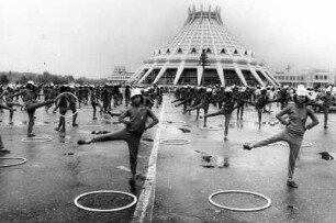 Nordkorea 1982. Training für Sport-Massenübung vor der Eissporthalle im Zentrum der Hauptstadt Pjöngjang