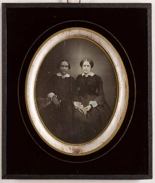 Fräulein Glindemann und Frau Sleger, geb. Glindemann, um 1855