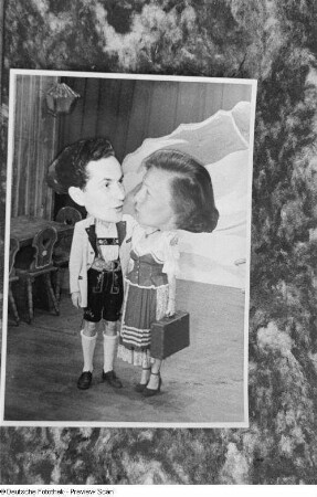 Fotomontage mit Frauen- und Männerkopf und Volkskunsttänzern