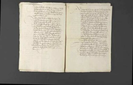 Pfalzgraf Wolfgang teilt Herzog Christoph von Württemberg neue Zeitungen mit, die er von Pfalzgraf Ottheinrich bezüglich der Fortschritte der Türken in Ungarn und des von den österreichischen Landständen bei Kaiser Ferdinand I. angebrachten Gesuchs, die Lehre des Augsburger Bekenntnisses zuzulassen, erhalten habe, wobei der Herzog sein Bedauern über den Konflikt des Kaisers mit den Protestanten äußert.
