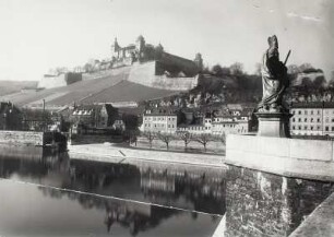 Würzburg, Alte Mainbrücke : Würzburg. Alte Mainbrücke. Straßenbrücke. Teilansicht mit Statue des heiligen Kilian (J. S. Becher, V. Becher). gegen Festung Marienberg