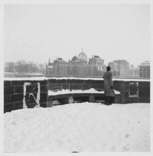 Dresden-Altstadt. Blick von der Georgij-Dimitroff-Brücke (Augustusbrücke) auf das Altstädter Ufer