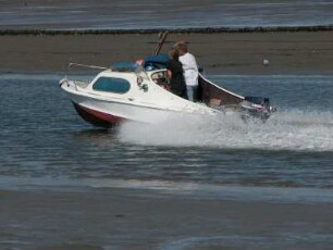 Wattenmeer vor der Nordseeinsel Baltrum : Ein Motorboot fährt auf dem Wattenmeer vor der Nordseeinsel Baltrum, aufgenommen 2004