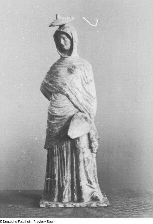 Stehende Frau aus Tanagra