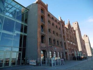 Stralsund: Speichergebäude und Ozeaneum (li.)