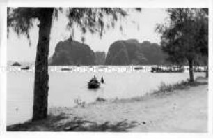 Fluss- oder Seeufer mit Booten, Asien