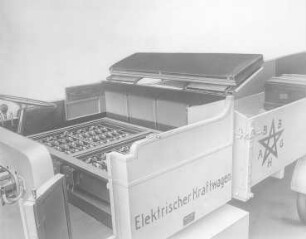 Aufstellung der Batterie in einem elektrischen Kraftwagen : Technikgeschichte | Elektrotechnik | Verbrauch elektrischer Energien | Gleislose Akkumulatorenfahrzeuge