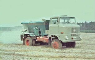 Streuaufsatz D 032 für Mineraldünger auf LKW W 50 LA