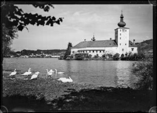 Blick über den Traunsee auf Schloss Ort in Gmunden