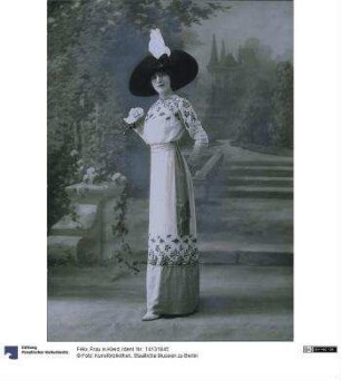 Frau in Kleid