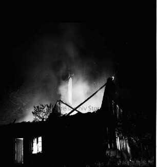 Langenjahren: Brand: Wohn- und Wirtschaftsgebäude von Landwirt Theophil Balkon: brennendes Gebäude: Nacht