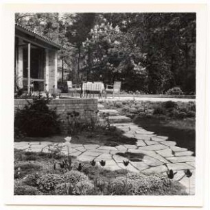Garten Günther Vollberg, Berlin-Grunewald: Terrasse und Plattenweg