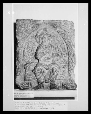 Relief aus Ełegnajor mit der Darstellung eines Heiligen.