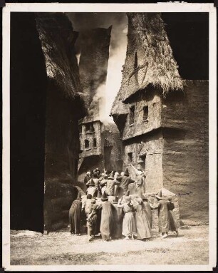 Filmarchitektur: Der Golem: Straßenbilder, Die Menschen stürzen a. brennenden Haus des Rabbi Löw