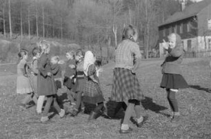 Kinder beim Spielen : Tanzende Mädchen