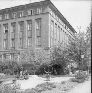 Musikstudenten vor dem Gebäude der Hochschule für Musik "Carl Maria von Weber" Dresden, Blochmannstraße 2-4