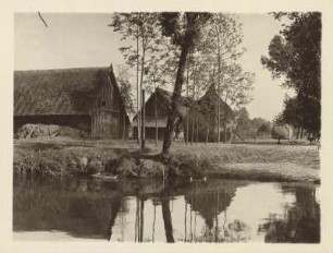 Mark Brandenburg. Oberspreewald. Reetgedeckes Bauerngehöft auf den Burger Kaupen. Zeit der Heuernte