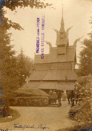 Bei Bergen/ Norwegen: Touristen beim Besuch der Vanthoft-Stabkirche