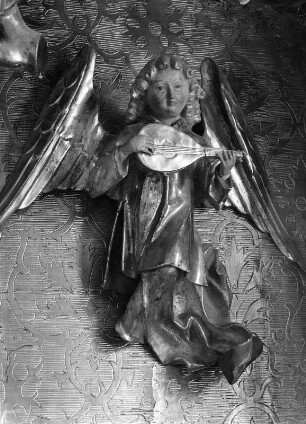 Musizierender Engel mit Laute von der Marienkrönung im Mittelschrein : Flügelaltar. Musizierender Engel mit Laute von der Marienkrönung im Mittelschrein. Holz, geschnitzt, gefaßt (um 1490). Sulzberg (Kreis Oberallgäu), Pfarrkirche Sankt Trinitatis