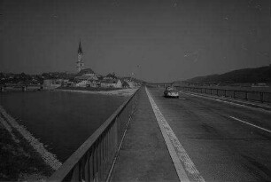Vilshofen: von der Autobahnbrücke [Regensburger Straße] auf die Stadt, mit Brücke