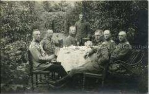 Deutsche Offiziere in einem Garten in Haynecourt bei Cambrai