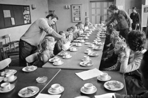 Patenbrigade des Kartonagewerks Colditz : Colditz. Kaffeetafel. Eine Patenbrigade war in der DDR eine Brigade oder ein vergleichbares Kollektiv, meist von Industriearbeitern oder aus Landwirtschaftlichen Produktionsgenossenschaften, das eine Patenschaft über Schulklassen und Kindergartengruppen, im Einzelfall aber auch über NVA-Einheiten übernahm.