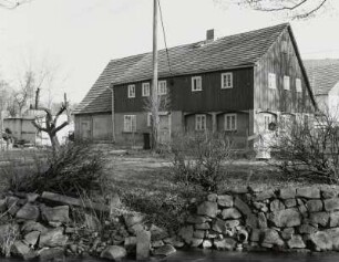 Neustadt-Polenz in Sachsen, Umgebindehaus : Neustadt-Polenz in Sachsen. Wohnhaus (um 1800), Polenztalstraße 84. Hofansicht über die Polenz