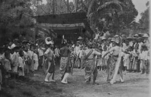 Batavia (Jakarta), Indonesien. Javanische Schauspielerinnen und Tänzerinnen bei der Aufführung des Wayang Wong (Schattenspiel ohne Masken) vor einheimischem Publikum und Touristen der Hapag