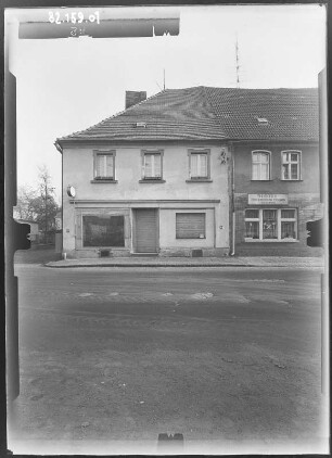 Lieberose, Markt. Wohnhaus mit Laden. Straßenfront