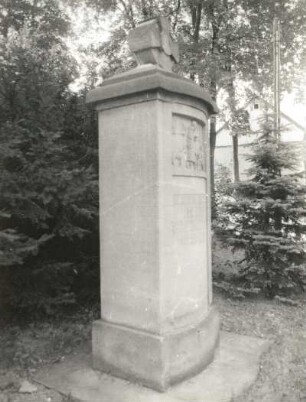 Denkmal für die Gefallenen des 1. Weltkrieges : Denkmal für die Gefallenen des 1. Weltkrieges. Stein (um 1920). Rechenberg-Bienenmühle-Clausnitz, Kirchhof